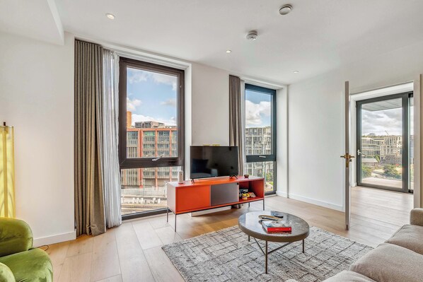 Televisión y oficina 