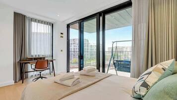 3 dormitorios, escritorio, tabla de planchar con plancha y cuna de viaje