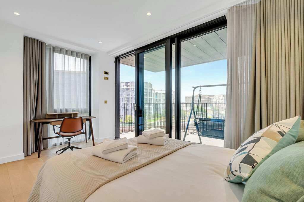 3 habitaciones, escritorio y tabla de planchar con plancha 