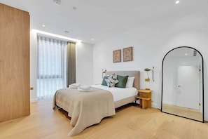 3 Schlafzimmer, Schreibtisch, Bügeleisen/Bügelbrett, Reisekinderbett