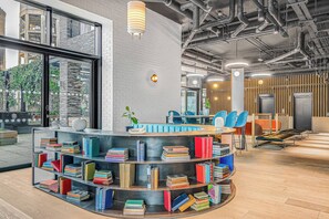 Lobby - Chic 3-Bedroom Condo (London)