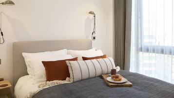 3 slaapkamers, een bureau, een strijkplank/strijkijzer, reisbedje