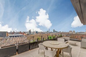 تناول الطعام بالخارج