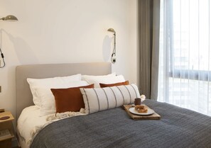 3 عدّة غرف نوم ومكتب ومكواة/لوح كي وسرير سفر