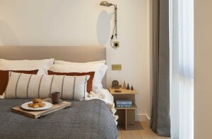 3 bedrooms, desk, iron/ironing board, travel cot