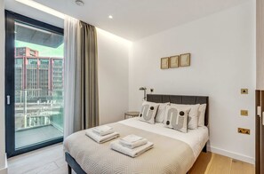 2 habitaciones, escritorio y tabla de planchar con plancha 