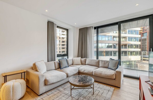 Televisión y oficina 