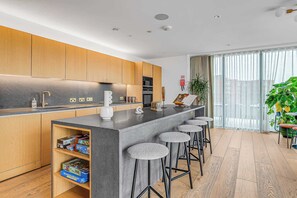 Réfrigérateur, four à micro-ondes, un four, surface de cuisson