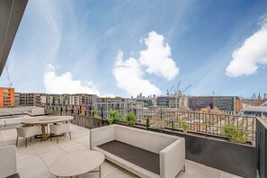 Outdoor dining - London’s Finest Glam 2BR Flat (London)