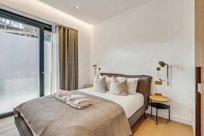 2 chambres, bureau, fer et planche à repasser, lit de bébé portatif
