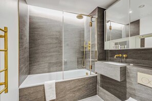 Dusche, Haartrockner, HandtĂŒcher, Seife