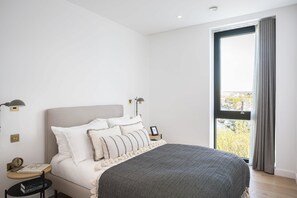 2 bedrooms, desk, iron/ironing board, travel crib - London’s Finest Glam 2BR Flat (London)