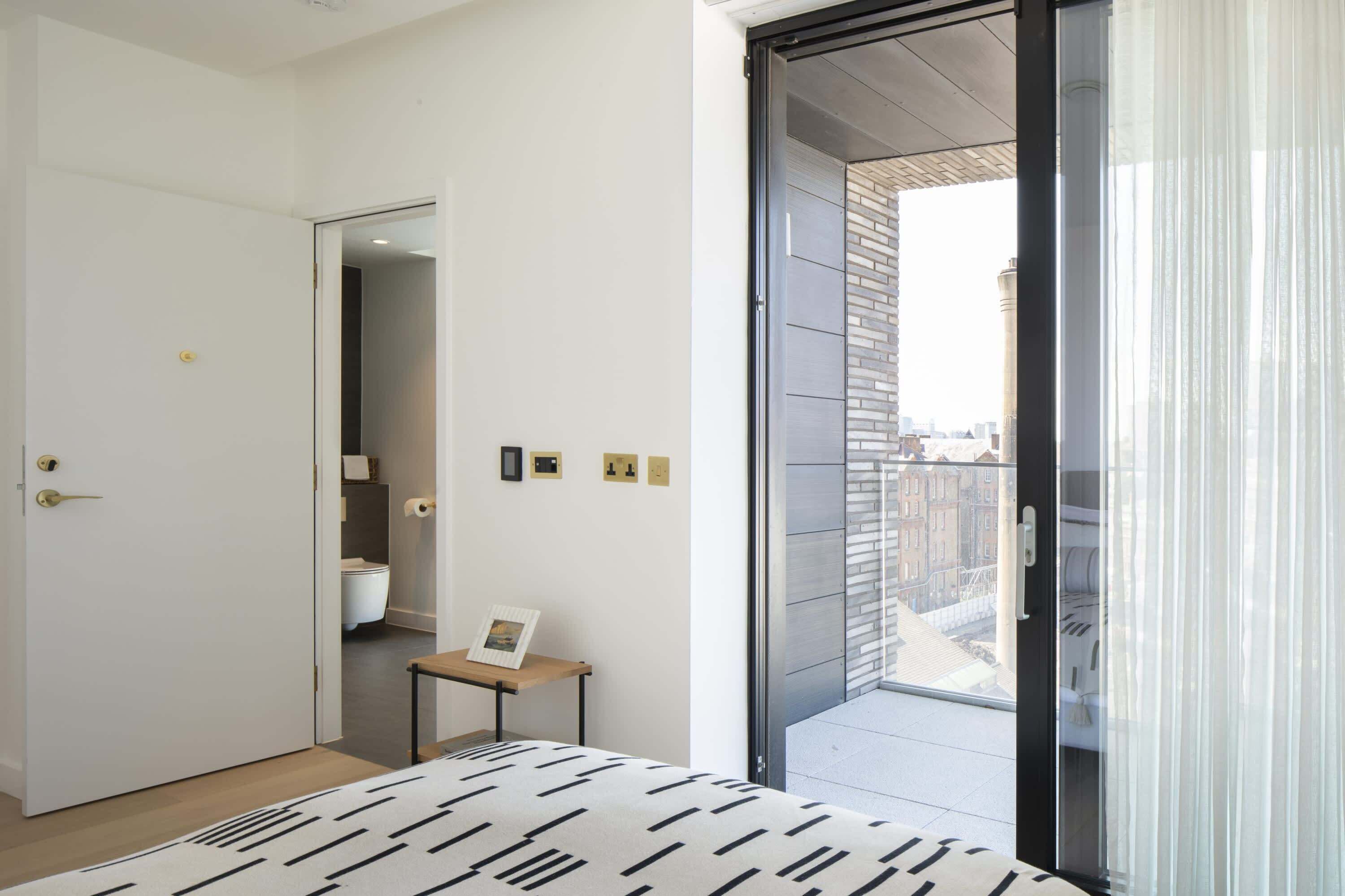 2 sovrum, skrivbord, strykjärn/strykbräda och resesäng