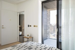 2 soverom, skrivebord, strykejern/-brett og reiseseng for barn