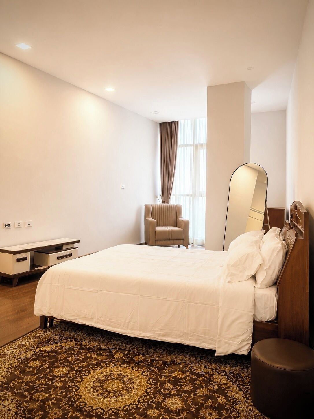 3 bedrooms, iron/ironing board, WiFi (free), bed sheets