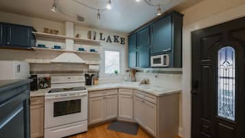 Een koelkast, een magnetron, een oven, een kookplaat