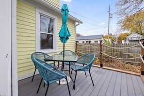 Outdoor dining - The Marblehead Inn - Beacons (Lakeside Marblehead)