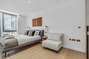 2 bedrooms, desk, iron/ironing board, travel cot - Delightful 2BR Flat in London (London)