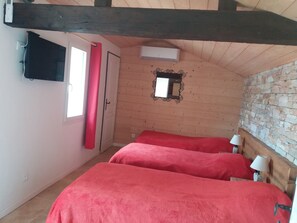 3 Schlafzimmer, Schreibtisch, Bügeleisen/Bügelbrett, Reisekinderbett