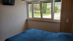 3 habitaciones, escritorio y tabla de planchar con plancha 