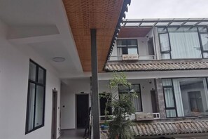 A modern building with a flat roof, large windows, and a balcony. - Dali Yuji Courtyard (Dali City)