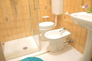 Apartamento, 2 quartos, vista para o jardim | Banheiro