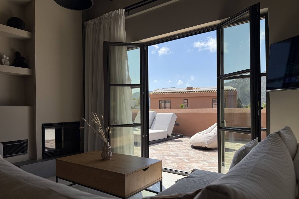 تجهيزات عازلة للصوت ومكواة/لوح كي وواي فاي مجانًا