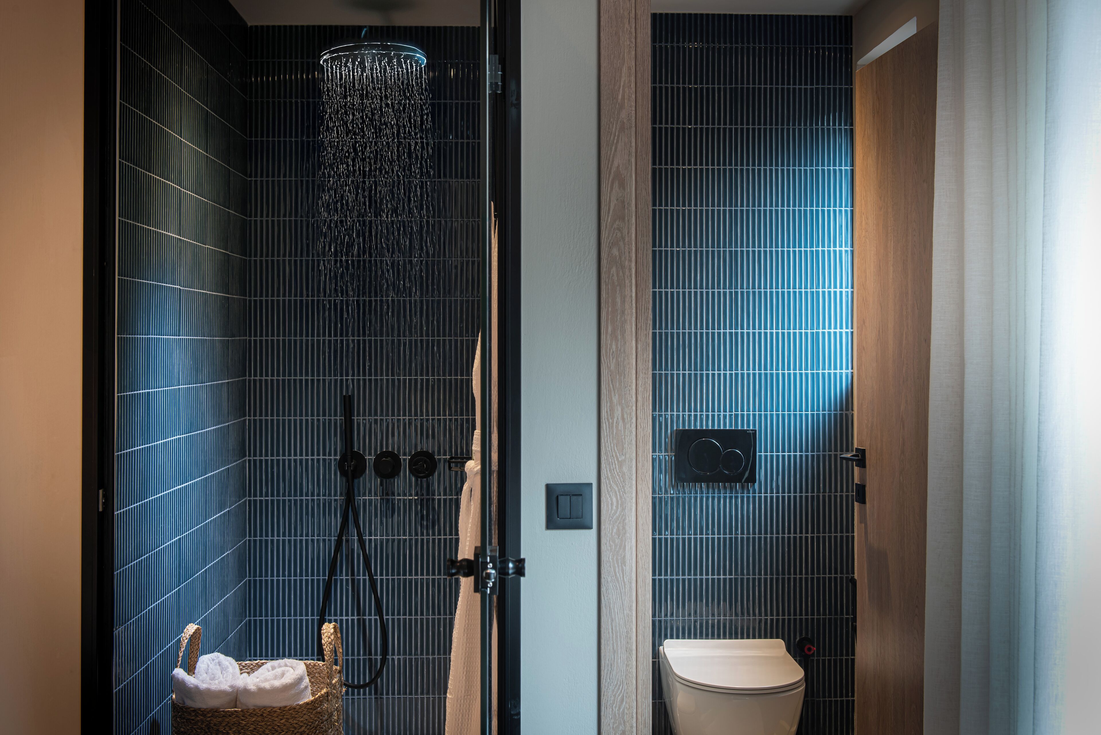 Douche, serviettes fournies, savon, shampoing