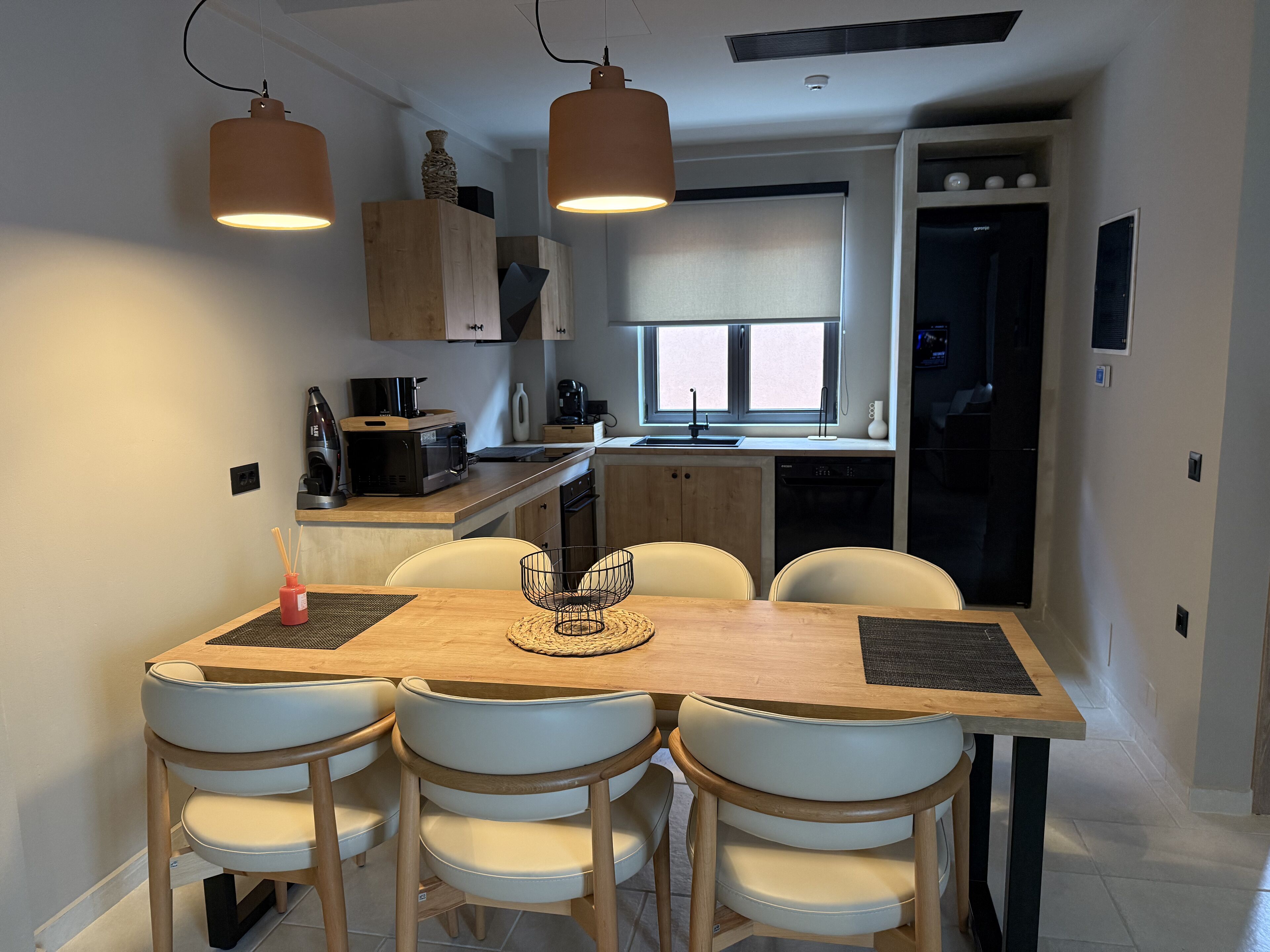 Una cocina moderna con comedor.