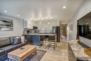 TV, fireplace, DVD player - Fantastic 1 Bedroom Escape with Mountain Luxury (Keystone)
