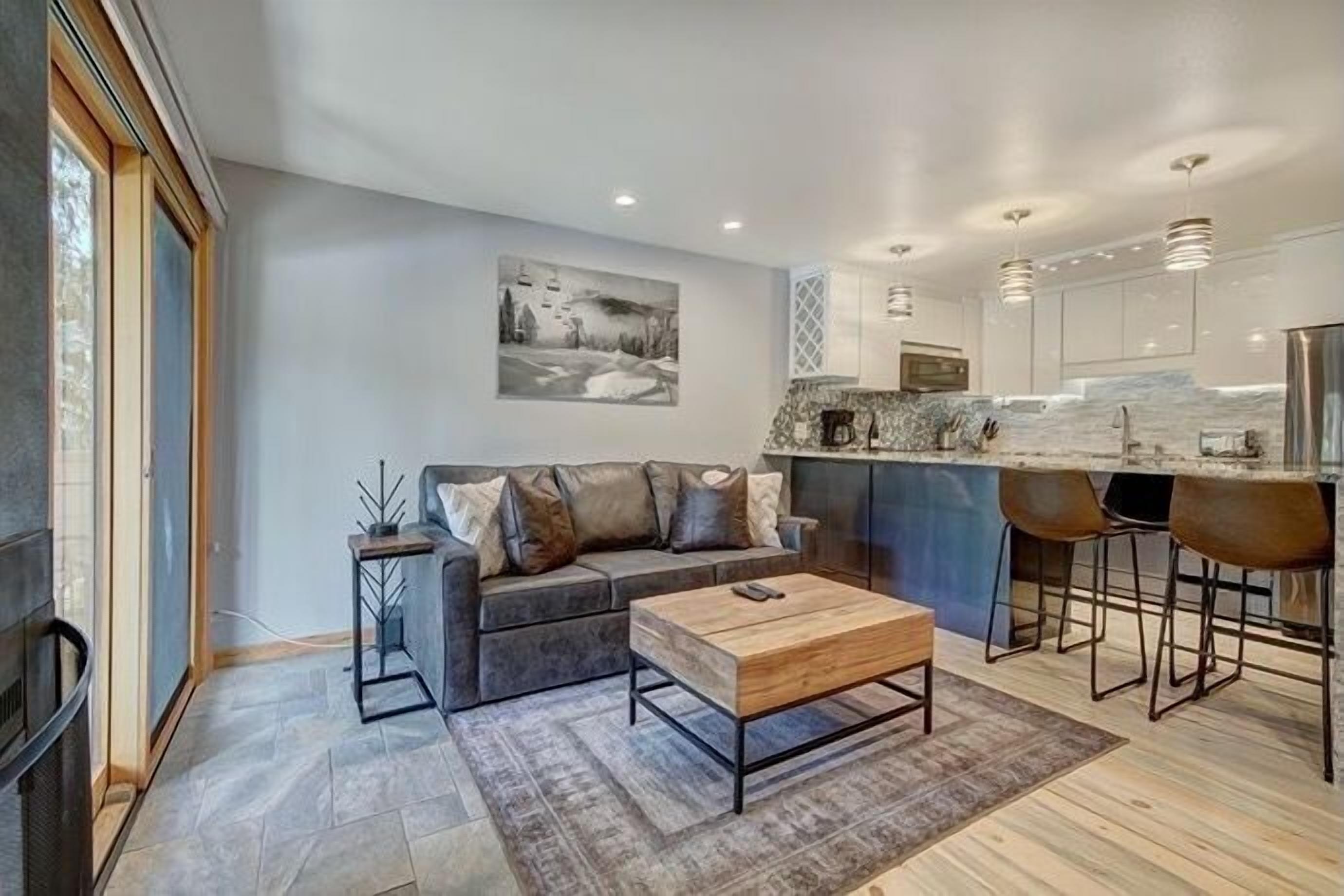 Televisión, chimenea y reproductor de DVD 