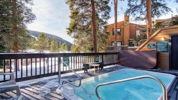 Tina de hidromasaje al aire libre