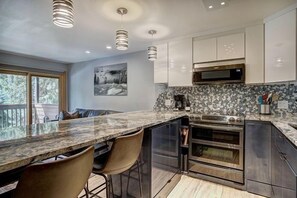 Fridge, microwave, oven, stovetop - Fantastic 1 Bedroom Escape with Mountain Luxury (Keystone)