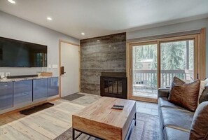 TV, fireplace, DVD player - Fantastic 1 Bedroom Escape with Mountain Luxury (Keystone)