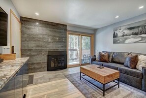 TV, fireplace, DVD player - Fantastic 1 Bedroom Escape with Mountain Luxury (Keystone)