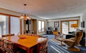 Fernseher, Kamin, DVD-Player