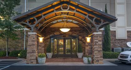 King Suite Near Bush Field Airport | Free Daily Breakfast