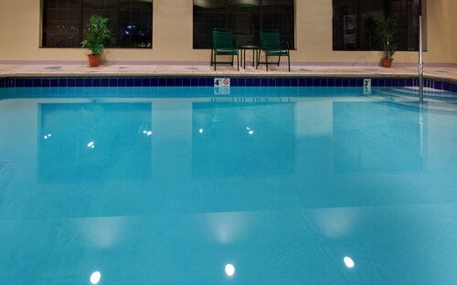 Free Breakfast, Free Wi-Fi, Indoor Pool + Hot Tub | Comfy Suite