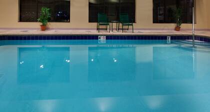 Free Breakfast, Free Wi-Fi, Indoor Pool + Hot Tub | Comfy Suite