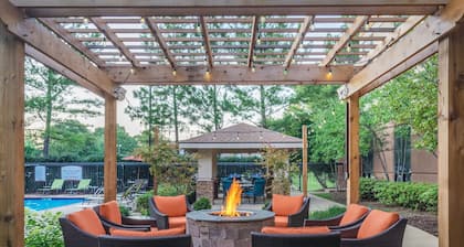 King Suite. Free Breakfast. Outdoor Pool. Gym. Relaxing Retreat!