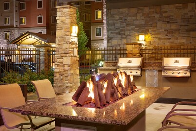 King Suite | Heated Pool & Hot Tub. Free Breakfast Buffet. Near Jordan Landing!