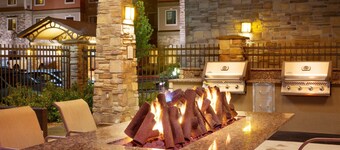 King Suite | Heated Pool & Hot Tub. Free Breakfast Buffet. Near Jordan Landing!