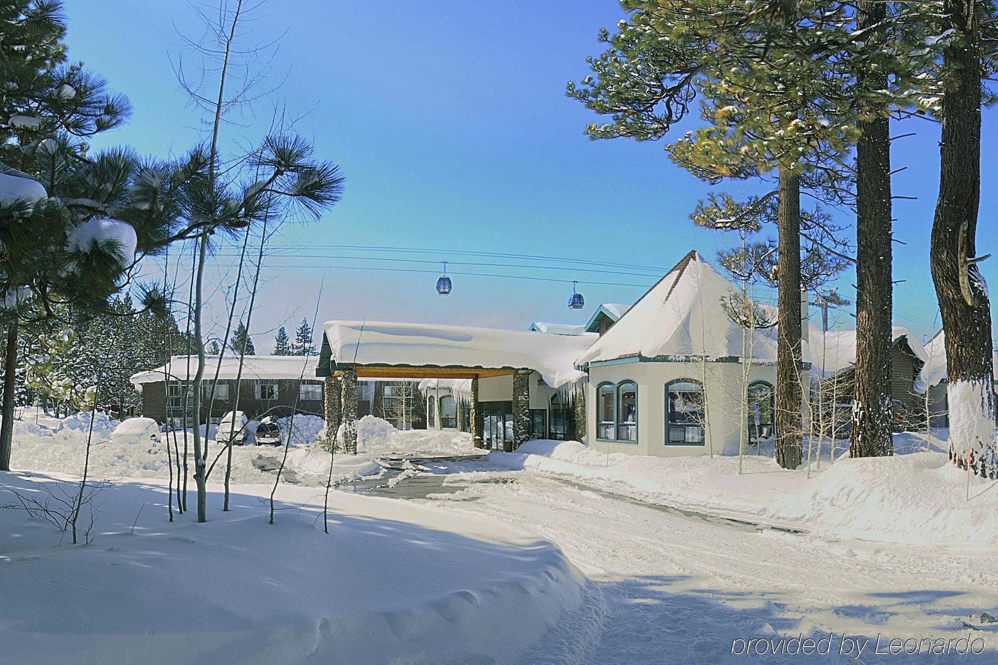 En snötäckt byggnad med en skidlift i bakgrunden.