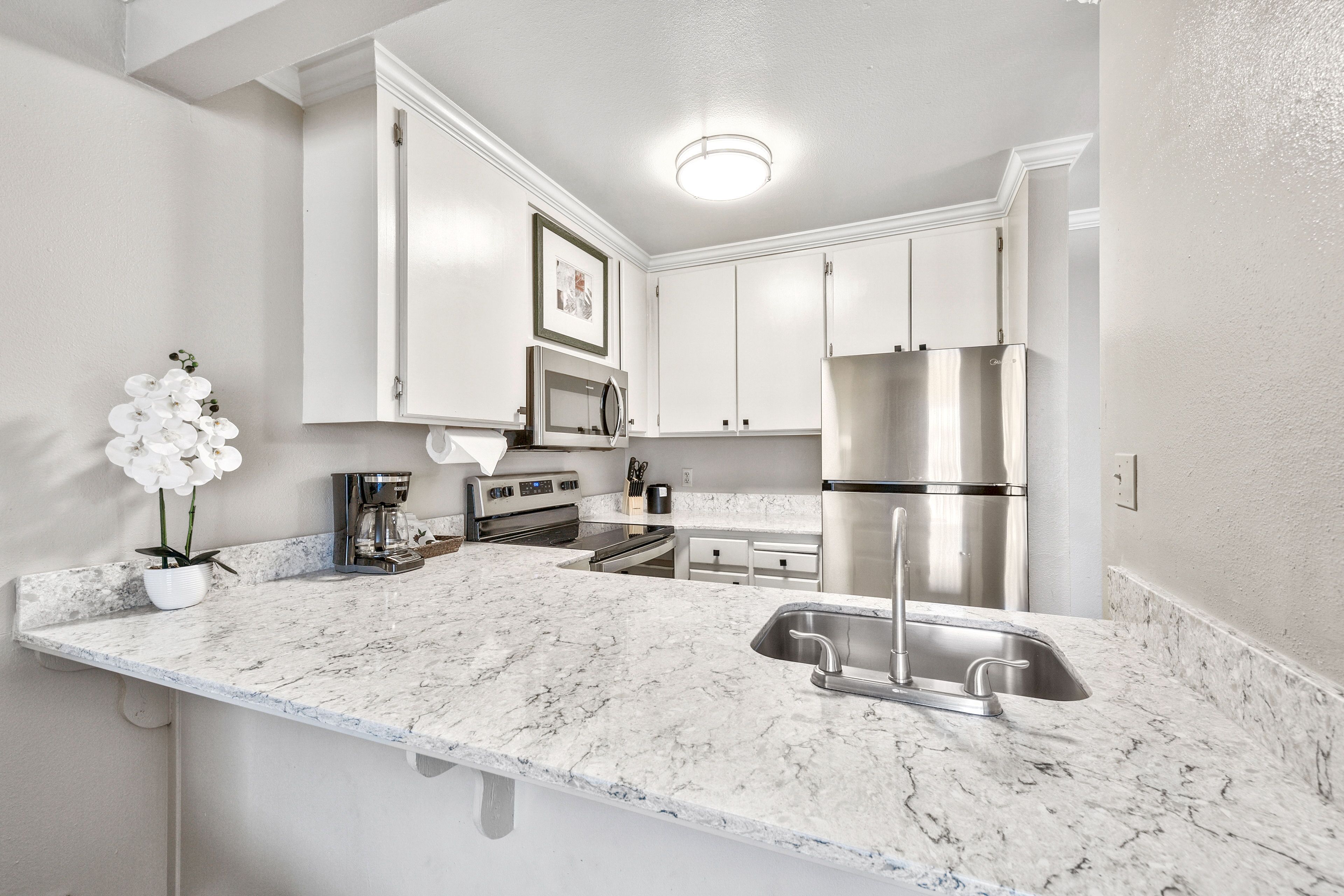 Refrigerador, microondas, horno y parrilla de estufa 