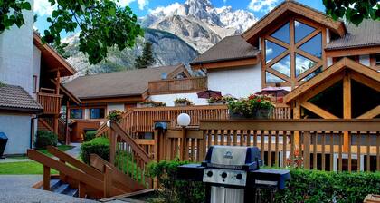 Cozy Rockies Retreat | Hot Tub Access!