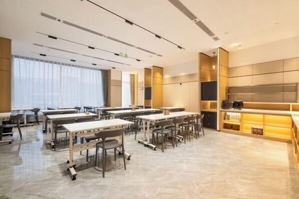 A modern hotel room with a large bed, a bedside table, a wardrobe, and a window with curtains. - Beijingjinhuajiacheng Hotel (Beijing)