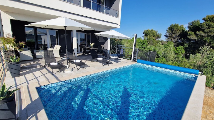 Cosy Villa in Pomer With Private Pool, Sea-view