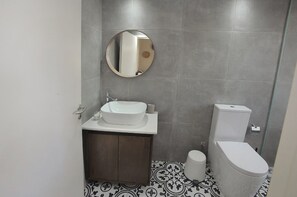 Dusj, hårføner, håndklær og såpe