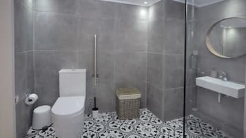 Douche, sĂšche-cheveux, serviettes fournies, savon