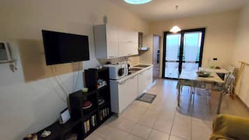 Apartment, 2 Bedrooms, Smoking, Balcony | Living room | Books